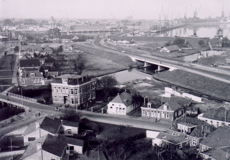 Blik vanuit de Farmsummertoren naar de haven over de Koestra.jpg